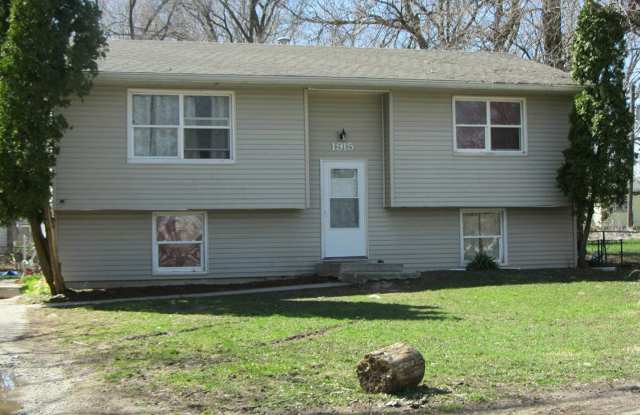 1915 Springview St - 1915 Spring View Street, Waterloo, IA 50703