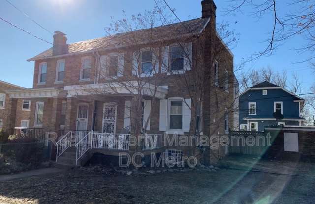 1005 Upshur St NE photos photos