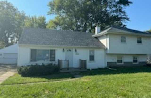 Lovely 3 Bedroom Tri-Level Home with Garage! - 3652 North Colfax Street, Griffith, IN 46408