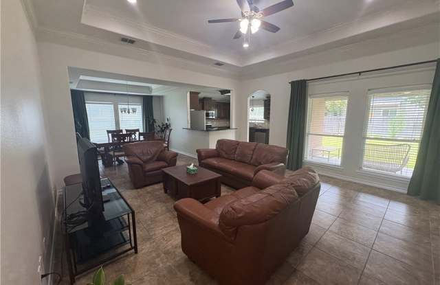 1921 Woodbend Drive Gallery 4