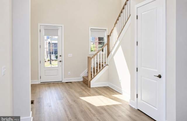 41887 NIGHT NURSE Circle Gallery 3