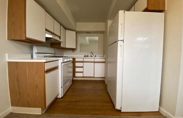 Lovely Hemlock Square 2BR Townhouse with Great Natural Light and Central Air!! Call Today! photos photos