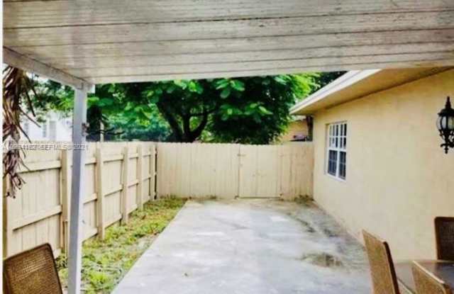 2402 NW 42nd St Miami, FL 33142 photos photos