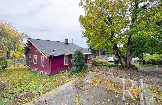 Charming Upper Unit with Modern Kitchen, Wraparound Layout  Walkable to PSNS - 321 South Summit Avenue, Bremerton, WA 98312