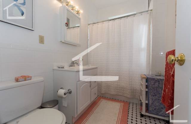Nicely renovated 1 bed near the Green Line. Gallery 4