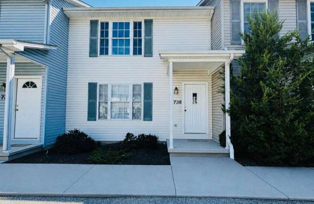 2 Bedroom, 2.5 Bath Townhouse Gallery 1