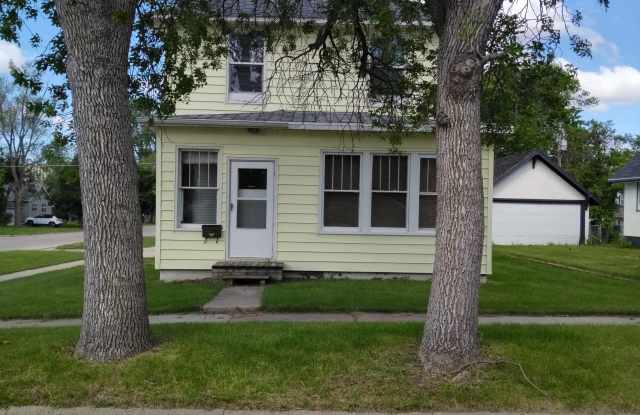 303 6th Ave Ne - 303 6th Avenue Northeast, Jamestown, ND 58401