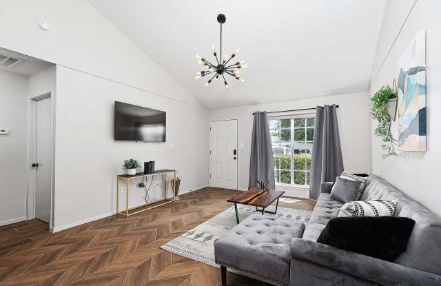 Centrally located apartment with pool! photos photos