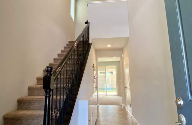 $2,295 Shaw & Sierra Vista, 3 Bed - Legacy Dr. /HOA Gated Community / Pool / $500 MOVE IN BONUS Gallery 3