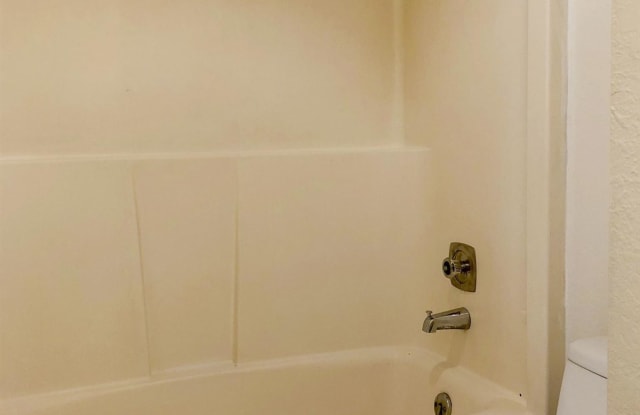 12717 NE 116th St D - 12717 Northeast 116th Street, Kirkland, WA 98034
