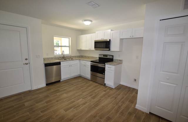 3 Bedroom, 2 Bath Duplex For Rent at 2318 W Cannon Ter NW #B , Fl. 33881 Gallery 4