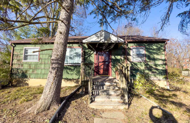 In-Unit Washer and Dryer huge yard right by Frat Row Gallery 1