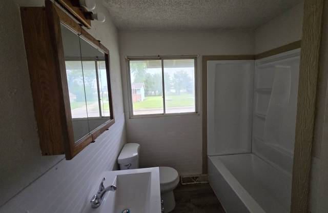 Montara 2/1 with fully fenced in yard and new flooring. Gallery 4
