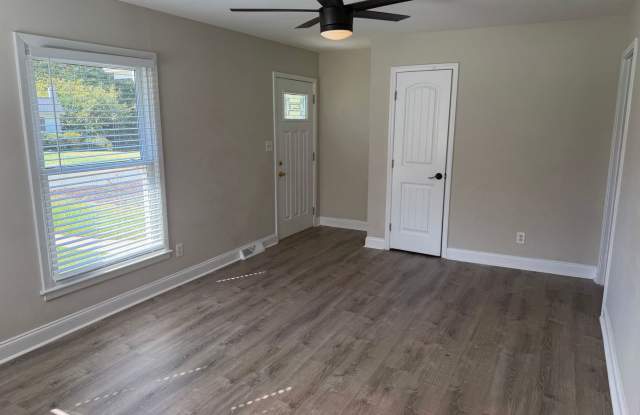 Lovely Three Bedroom Home in Windsor Park Neighborhood! Gallery 4