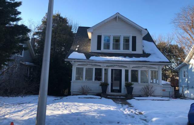 Charming 4 Bedroom 2.5 Bath single family home Gallery 3