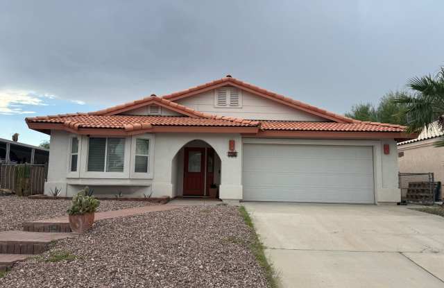 Charming 3 Bedroom Single-Family Home with Attached Garage - 726 Riverfront Drive, Bullhead City, AZ 86442