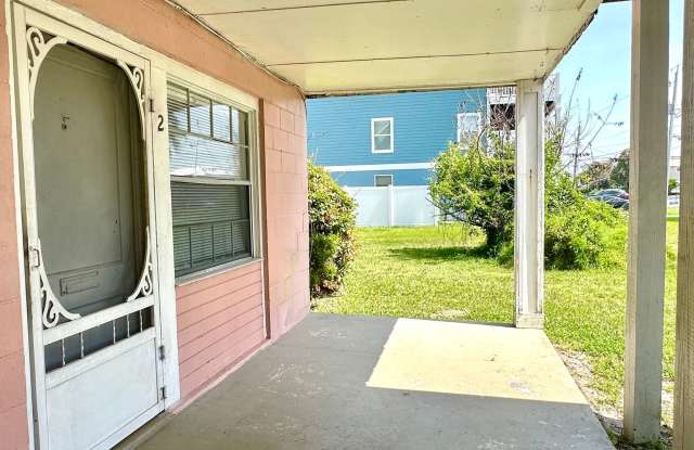 1/2 Block  to the Beach & Main Beach Park! Gallery 4