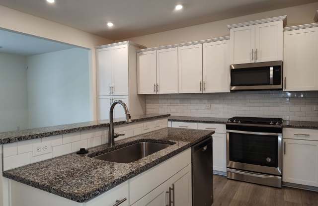3 Bedroom, 2.5 Bath Townhome located in Paddlers Cove! Gallery 4
