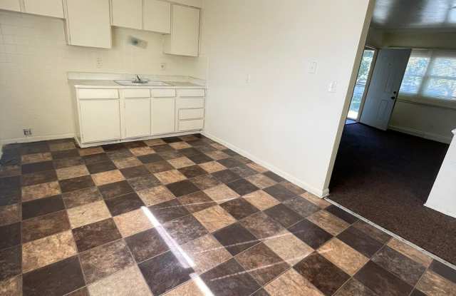 8127 West Thurston Avenue - 3 photos photos