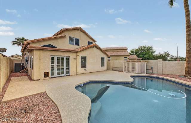 Wonderful and spacious home in Glendale w/pool and view fencing. Gallery 3