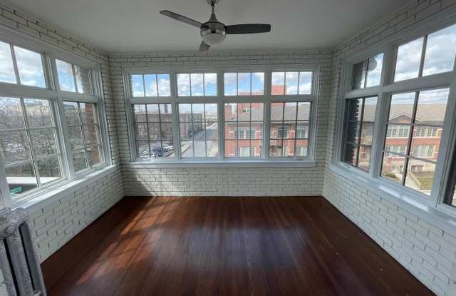 1/2 Off First Month's Rent on Large 3 Bedroom w/sunroom Gallery 4
