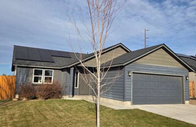 Charming home in NE Redmond - 479 Northeast Poplar Lane, Redmond, OR 97756