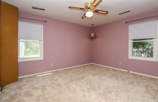 3 bedroom home located in Russel Blvd School district! photos photos