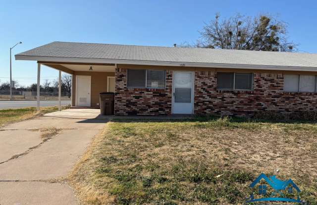For Rent - 2 Bed/ 1 Bath Duplex - Water Included - 1535 Fulton Gallery 1