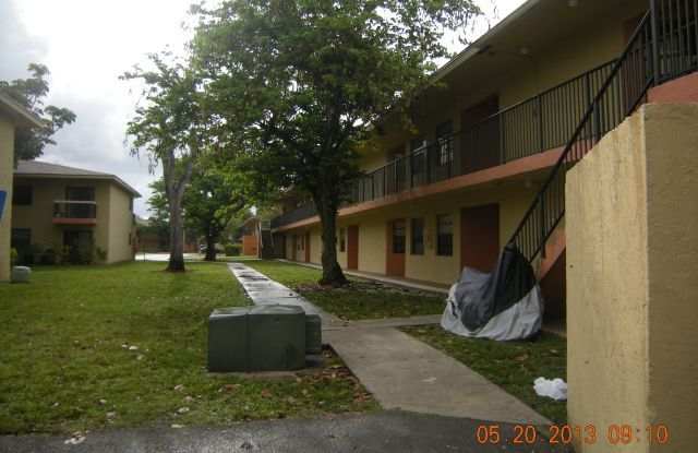 2-1 end unit Apartment in Tamarac-central a/c photos photos