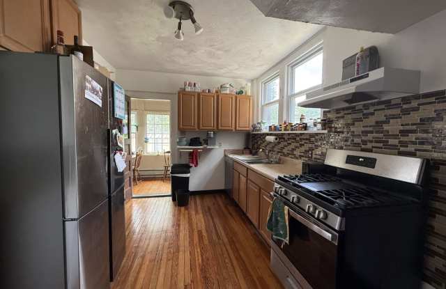 Two-Bedroom House Across from Campus! Gallery 4