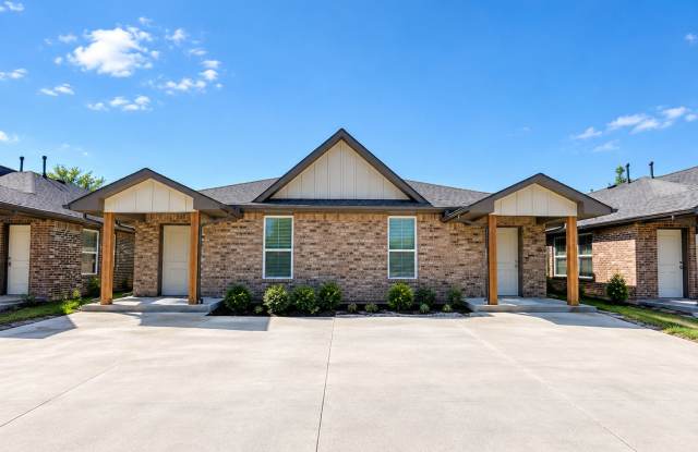 NEWLY CONSTRUCTED 3BR/2BA Duplex Near Shopping & Dining Gallery 4