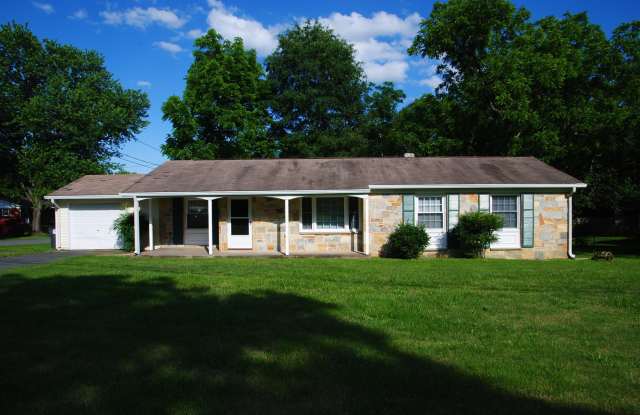Spacious Rambler Near VRE! photos photos