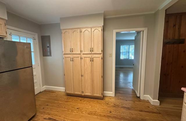 2/2/ Close to Downtown Savannah--$1,000 OFF FIRST FULL MONTH’S RENT WITH AN ACCEPTABLE APPLICATION & CREDIT. FOR SHOWINGS PLEASE CALL REMAX ACCENT AT 912-756-5888. Gallery 4