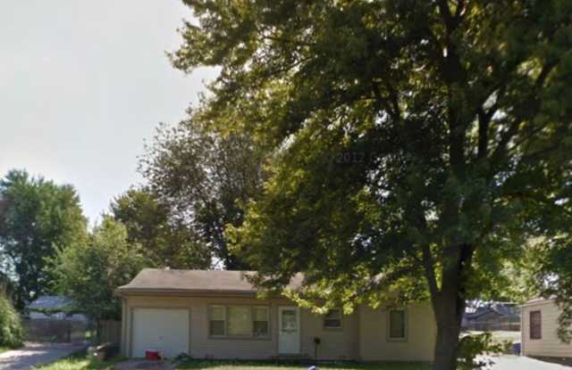 419 Vassar St (BACK ON THE MARKET)!! - 419 South Vassar Street, Sugar Creek, MO 64054