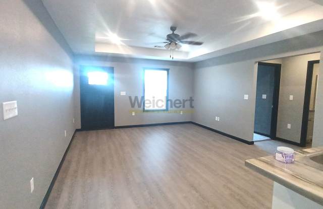 Spacious 4bed/2bath House with Fenced Backyard & Enclosed Garage Gallery 3