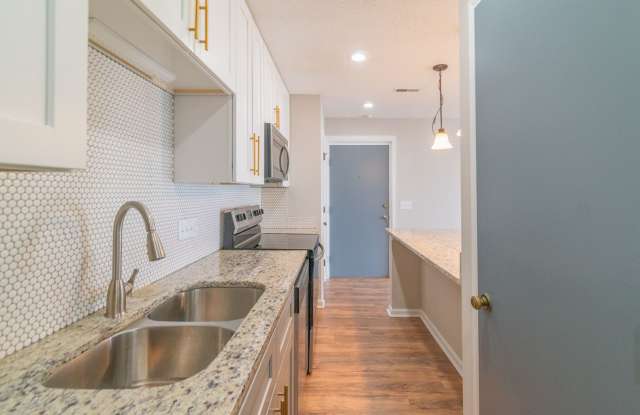 2 Bed 2 Bath Condo in Charlotte - 6112 Meadow Rose Lane, Charlotte, NC 28215