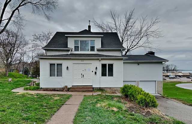 212 Division Street East photos photos