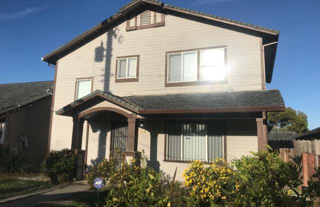 4 Bed 2 1/2 Half Bath Two Story Beauty! Gallery 1