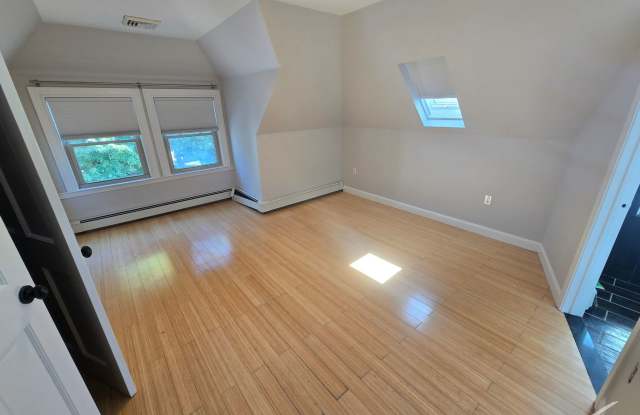 Charming 3 Bedroom-No Broker Fee Gallery 1