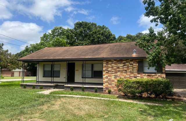 905 S Shanks St - 905 South Shanks Road, Clute, TX 77531