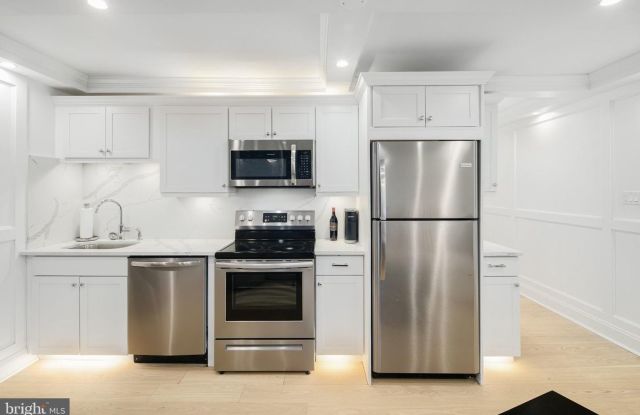 Beautifully Renovated 1 Bed Unit @ The Dorchester in Rittenhouse Square photos photos