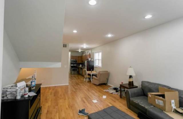 2048 W Washington Gallery 3
