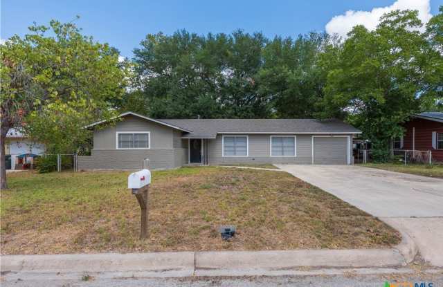 125 Palmo Drive - 125 Palmo Drive, Luling, TX 78648