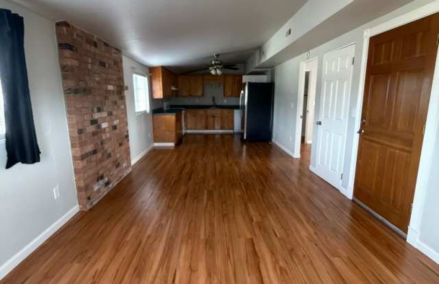 1 Bed 1 Bath 900 SqFt Tri-Plex Apt in Puyallup w/shared Utiliities Gallery 1