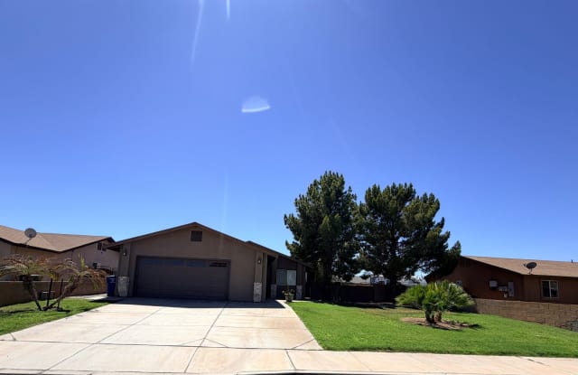 Charming 3-Bedroom Home with Wood Flooring and Large Yard in Yuma Gallery 1