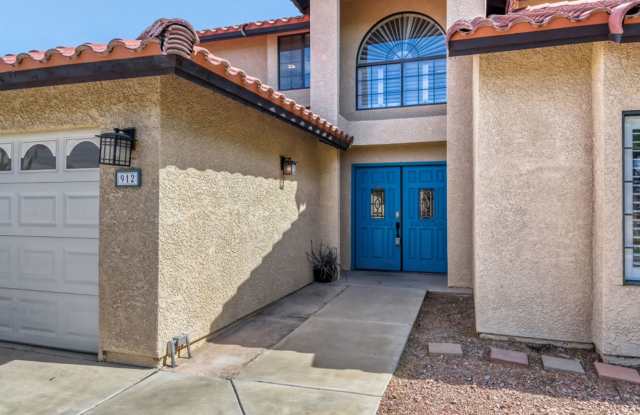 Gorgeous 3 Bedroom, 3 Full Bath with Sparkling Pool! Gallery 3