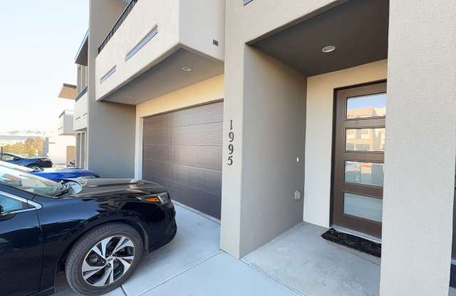 Stunning Dog Friendly 4 Bedroom 2.5 Townhome! photos photos