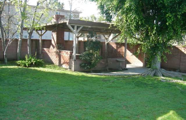 Near Circle Area: 3 Bedroom 2 Bath Home With Family Room Gallery 1