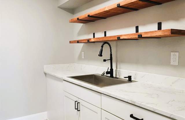 921 East Parker Street, Residential - 8 photos photos