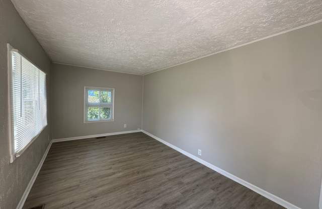 Eagledale Square 3 Bedrooms 1 Baths Gallery 3